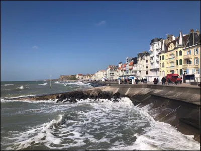 Quelle est cette ville de 6 300 habitants, station balnéaire du Boulonnais située au sud du cap Gris-Nez ?