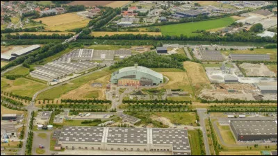 Quelle est cette ville de 9 600 habitants, traversée par l'Aa, célèbre pour sa verrerie-cristallerie qui est le premier producteur mondial de verrerie de table ?