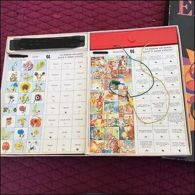 Comment sappelait ce jeu électronique de questions/réponses avec une lumière qui sallumait quand la réponse était juste ?