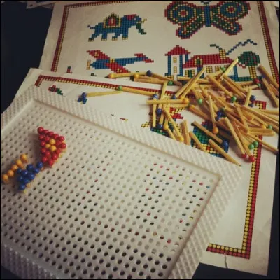 Quel était ce jeu artistique de création de mosaïques faites à laide dallumettes de couleur ?