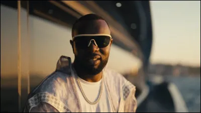 Complète les paroles de "Saint-Tropez" : 
"J'arrive en Fendi
J'repars en Louis-Vui'
Té-ma le train de vie
Rejoins le...".