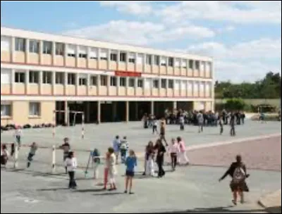 Tu arrives. Que fais-tu ?