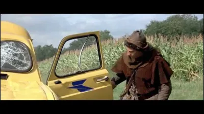 Quelle est la marque et le modèle de la voiture sur laquelle s'acharne Jacquouille ?