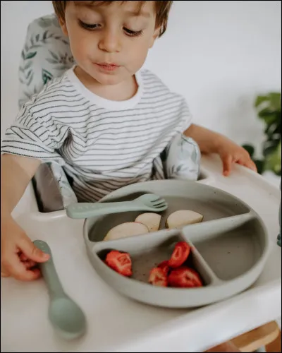 Il est 12h et il dit avoir faim ; que fais-tu ?