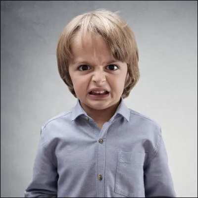 Vers 13h Émilien t'avais demandé le petit gâteau qui était au frigo, mais sa mère le lui a interdit car il contient de l'alcool. Mais depuis tout à l'heure il n'arrête pas de faire des caprices. Que décides-tu de faire ?