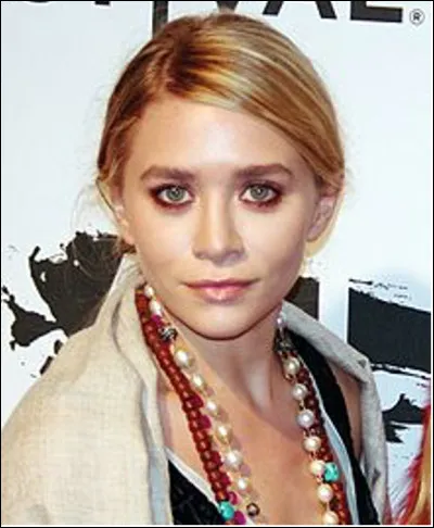 Qui est cette célébrité dont les initiales sont A.O., créatrice de mode et ancienne actrice américaine ?