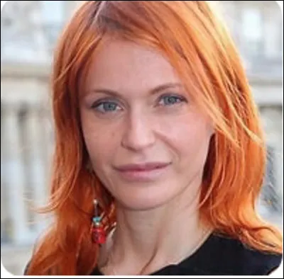 Qui est cette célébrité dont les initiales sont A.R., autrice-compositrice-interprète belge ?