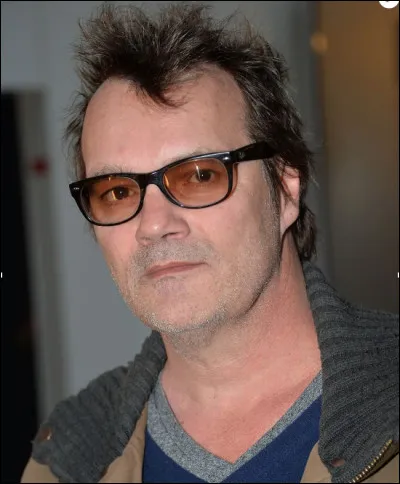 Qui est cette célébrité dont les initiales sont A.B., auteur-compositeur-interprète et acteur français ?