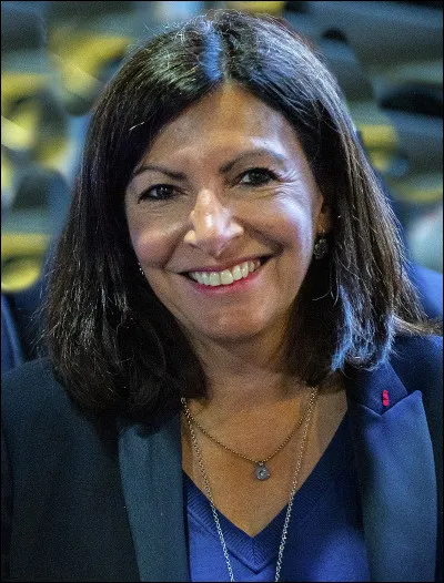 Qui est cette célébrité dont les initiales sont A.H., femme politique franco-espagnole, maire de Paris depuis 2014 ?