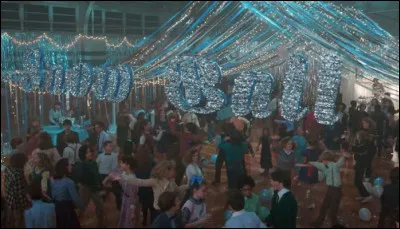 Avec qui Dustin danse-t-il au bal de Noël ?