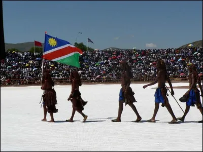 En 1960, de nombreuses nations africaines accèdent à l'indépendance. Deux d'entre elles figurent dans la liste ci-dessous. Quel pays a connu son indépendance beaucoup plus tardivement ?