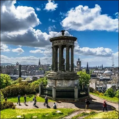 Dans quelle ville britannique se trouve Calton Hill et le stade de Murrayfield ?