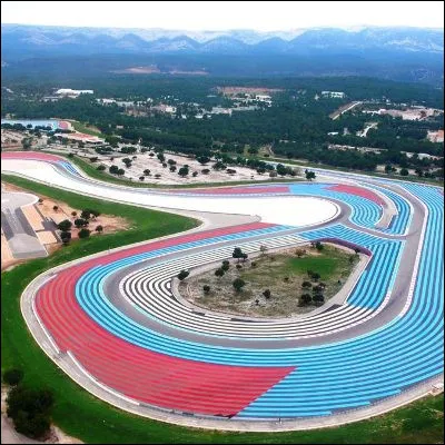 Quel pilote automobile fran&ccedil;ais, qui a d&eacute;but&eacute; en formule 1 en 1989, a disput&eacute; 201 Grands Prix pour une distance totale de 45296 kilom&egrave;tres ?