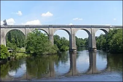 Quelle est cette rivière, longue de 57 km, qui prend sa source à environ 785 m d'altitude sur le plateau de Millevaches, sur le flanc du puy de Groscher et coule vers l'ouest pour rejoindre la Vienne ?