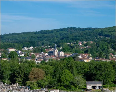 Quelle est cette petite ville de 5 500 habitants, située dans un petit massif montagneux au nord de Limoges ?