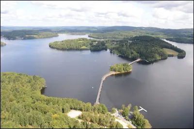 Quel est ce grand lac artificiel alimenté par la Maulde, situé dans l'est du département ?