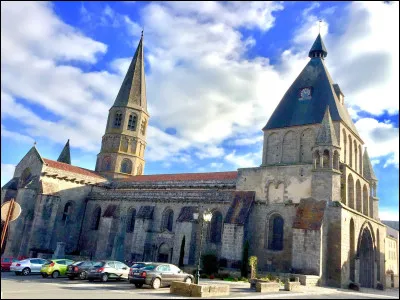 Quel est ce bourg, situé dans le nord du département, connu pour sa collégiale Saint-Pierre, d'architecture romane et fortifiée au XVe siècle ?