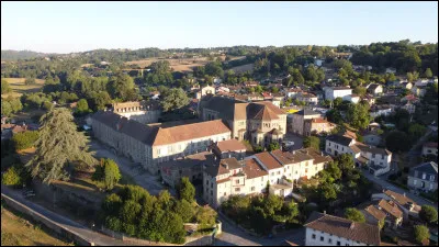 Quel est ce village, situé au sud de Limoges dans la vallée de la Briance, connu pour son abbaye Saint-Pierre-Saint-Paul, chef-d'oeuvre de l'architecture romane en Limousin ?