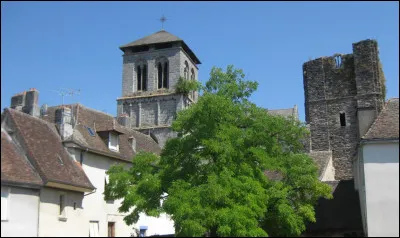 Quelle est cette ville, principal centre urbain du sud du département avec 6 800 habitants ?