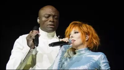 Mylène Farmer et Seal ont chanté ... : "Et pour tous ces mots qui blessent / Il y a ceux qui nous caressent / Qui illuminent, qui touchent l'infini / Même si le néant existe".