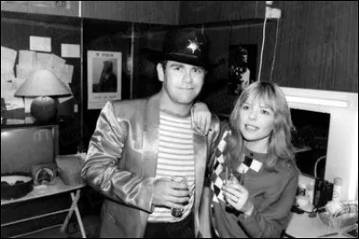 ... est une chanson du duo France Gall et Elton John : "Je suis l'eau qui dort et le roseau qui plie / J'ai le calme tranquille de la douceur des nuits / J'ai la patience immense et le fil du passé / Et j'ai les mains tendues pour prendre et pour donner".