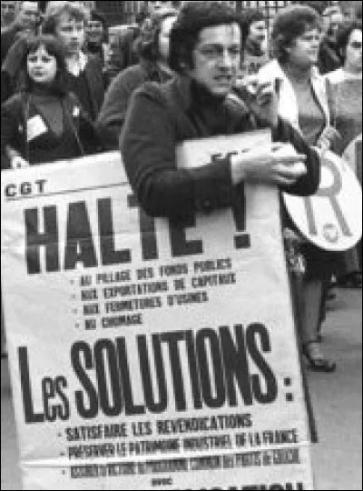 Quelle mesure économique a été appliquée après l'élection de François Mitterrand ?