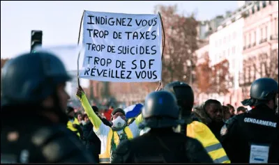Quel mouvement social a secoué la France en 2018-2019, critiquant principalement la politique fiscale et sociale du gouvernement ?