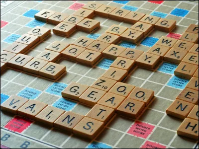 Combien de pions comprend le jeu de Scrabble français ?