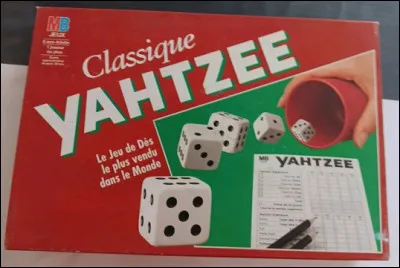 Combien de dès comprend le jeu de Yahtzee ?