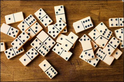 Combien de pièces comprend le jeu de dominos ?