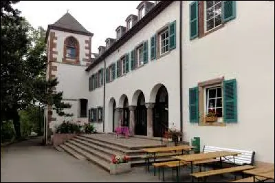 Nous sommes au couvent de Liebfrauenberg, à Grsdorf. Commune de l'arrondissement de Haguenau-Wissembourg, il se situe dans le département ...
