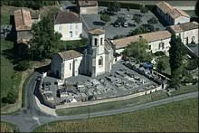 Voici une vue de l'église Notre-Dame, à Sousmoulins. Commune de l'arrondissement de Jonzac, elle se situe en région ...