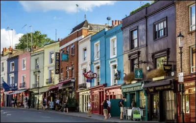 Quartier d'artistes, le coloré Notting Hill accueille carnavals et marchés et des festivités en tout genre. Un des plus chers et agréables à Londres, il est réputé pour être multiculturel. Il a été le théâtre de nombreux tournages, dont le plus célèbre d'entre eux, ''Coup de foudre à Notting Hill'' mettant en scène les acteurs...