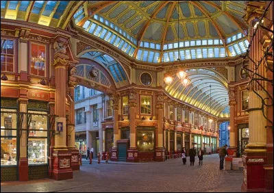 Ce petit marché au cur du quartier financier de la City est aujourd'hui connu pour lui aussi avoir inspiré ''Harry Potter''. Un petit air du chemin de Traverse ? Le lieu est ancien et remonte au 14e siècle. Quel est son nom ?