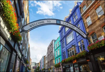 Carnaby Street est une rue très animée et colorée, connue pour ses nombreux lieux de shopping, restaurants et pubs. Dans quelle zone de la ville se situe cette rue ?