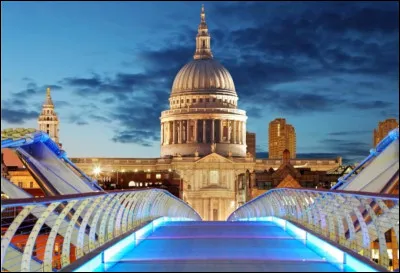 Voici la 19e cathédrale la plus grande au monde, elle se situe dans le quartier d'affaires londonien. Elle a été reconstruite après sa destruction dans le grand incendie de 1666. Elle culmine à 111 mètres de hauteur. À côté se trouve le célèbre Millennium Bridge. C'est la cathédrale...
