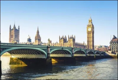 Quel est le nom de ce pont de 250 mètres traversant la Tamise pour se rendre vers Big Ben ?
