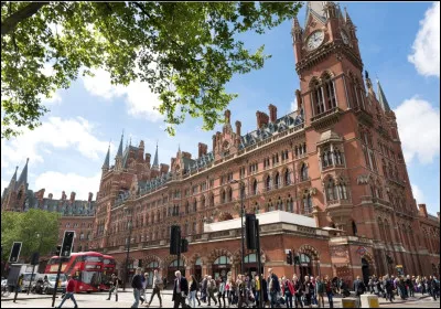 Voici la gare de Saint Pancras, une des gares où vous arrivez quand vous prenez l'Eurostar par exemple. Elle est juste à côté de la gare King's Cross. Ce bâtiment est l'exemple des nombreux monuments de l'ère victorienne qui ont fait l'image de Londres, comme le Royal Albert Hall ou Big Ben. On y a notamment filmé des scènes de ''Harry Potter''. Dans quel quartier londonien se situe cette gare ?