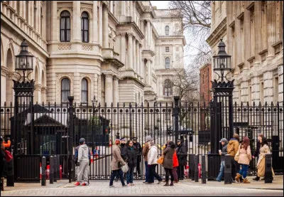 La résidence officielle du Premier ministre britannique se situe à Londres, plus précisément sur Downing Street, derrière ce portail sécurisé. Quelle est l'adresse précise ?