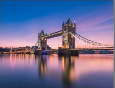 Le voici, c'est bien le Tower Bridge, le plus célèbre pont de Londres, près de la City. D'un côté se trouve la tour de Londres et le Shard de l'autre côté. De couleur bleue et très original, on peut le traverser à pied ou en voiture. Il a survécu aux bombardements des deux guerres. Une particularité...