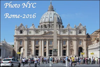 Avec 20 000 m2, la basilique Saint-Pierre de Rome est la plus grande église du monde.
