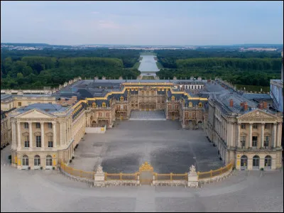 Avec 63 154 m2 et 2 300 pièces, le château de Versailles est le plus grand du monde.