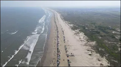 Avec 254 km de long, la plage Praia do Casino au Brésil sur la côte atlantique est la plus longue du monde.