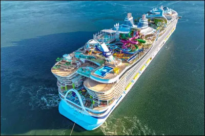 Avec 305 m de long, 2 805 cabines, 40 restaurants, 2 351 membres d'équipage, 5 610 passagers, "Icon of the Seas" est le plus grand navire du monde