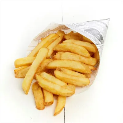 Quel est le plat traditionnel belge souvent accompagné de frites ?