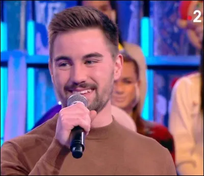 Qui présente le jeu télévisé "N'oubliez pas les paroles" ?