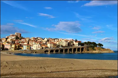 Quelle est cette petite ville de 4 600 habitants, station balnéaire de la côte des Albères, aussi connue pour son vin doux naturel ?