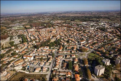 Quelle est cette ville de 8 000 habitants, située dans la plaine du Roussillon au sud-ouest de Perpignan ?