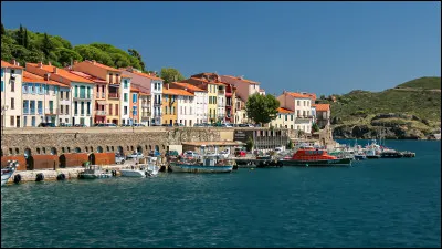 Quelle est cette petite ville portuaire de 3 900 habitants située dans le sud-est du département ?