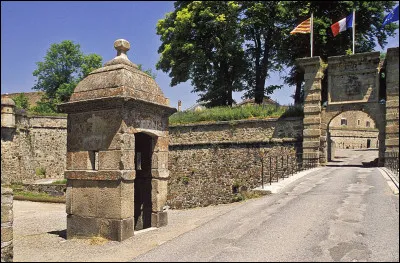 Quelle est cette citadelle, située à 1 600 m d'altitude ? conçue par Vauban et édifiée en 1681 pour garder la frontière avec l'Espagne ?